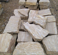 Kamenclub.ru: Песчаник пластушка желтый с рисунком (7-15 см)  купить в Таганроге плитняк - пластушка - бут желтый песчаник 10200 руб/м3   фото КАМЕНЬ КЛУБ